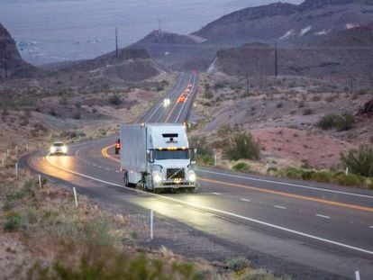 Un vehículo autónomo transporta mercancías en las carreteras de Arizona.