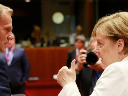 La canciller alemana, Angela Merkel (d), conversa con el presidente del Consejo Europeo, Donald Tusk (i), en la cumbre europea de la semana pasada en Bruselas. EFE/ Olivier Hoslet / Pool