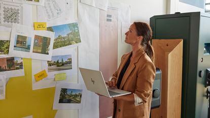 Una mujer sostiene un portátil de HP. FOTO CEDIDA POR LA EMPRESA