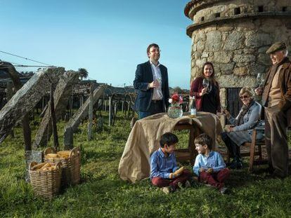 Eulogio Pomares y Rebeca Montero, de pie a la izquierda, junto a los padres del primero, María Ángeles Botana y Eulogio Pomares Zárate. Sentados en el suelo, los nietos Eulogio y Bernardo.