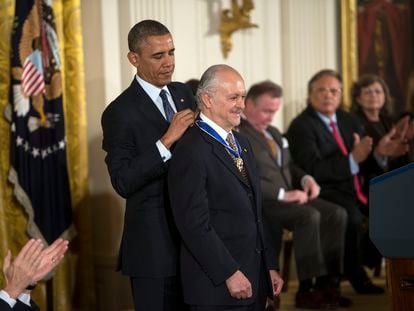 El premio Nobel de Química Mario Molina recibe la medalla presidencial de la Libertad de Estados Unidos de manos de Barack Obama, en 2013.