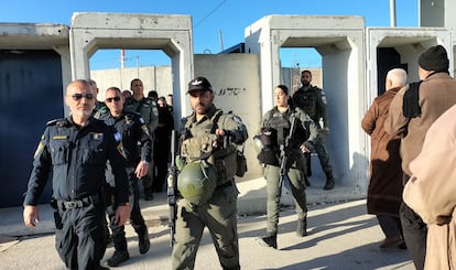 The coordinator of the police operation and commander of the Jerusalem district, Doron Turgeman (left), in Qalandia, this Friday.