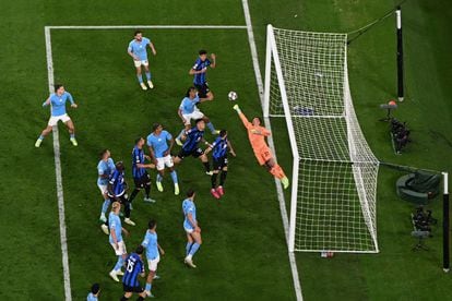 El portero brasileño del Manchester City, Ederson,  se lanza para realizar una parada en los últimos minutos del partido de fútbol de la final de la Liga de Campeones.