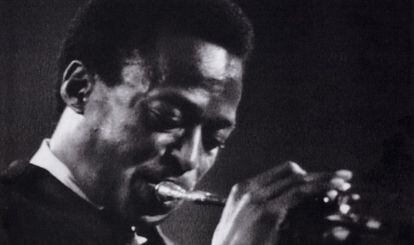 El trompetista y compositor de Illinois Miles Davis.