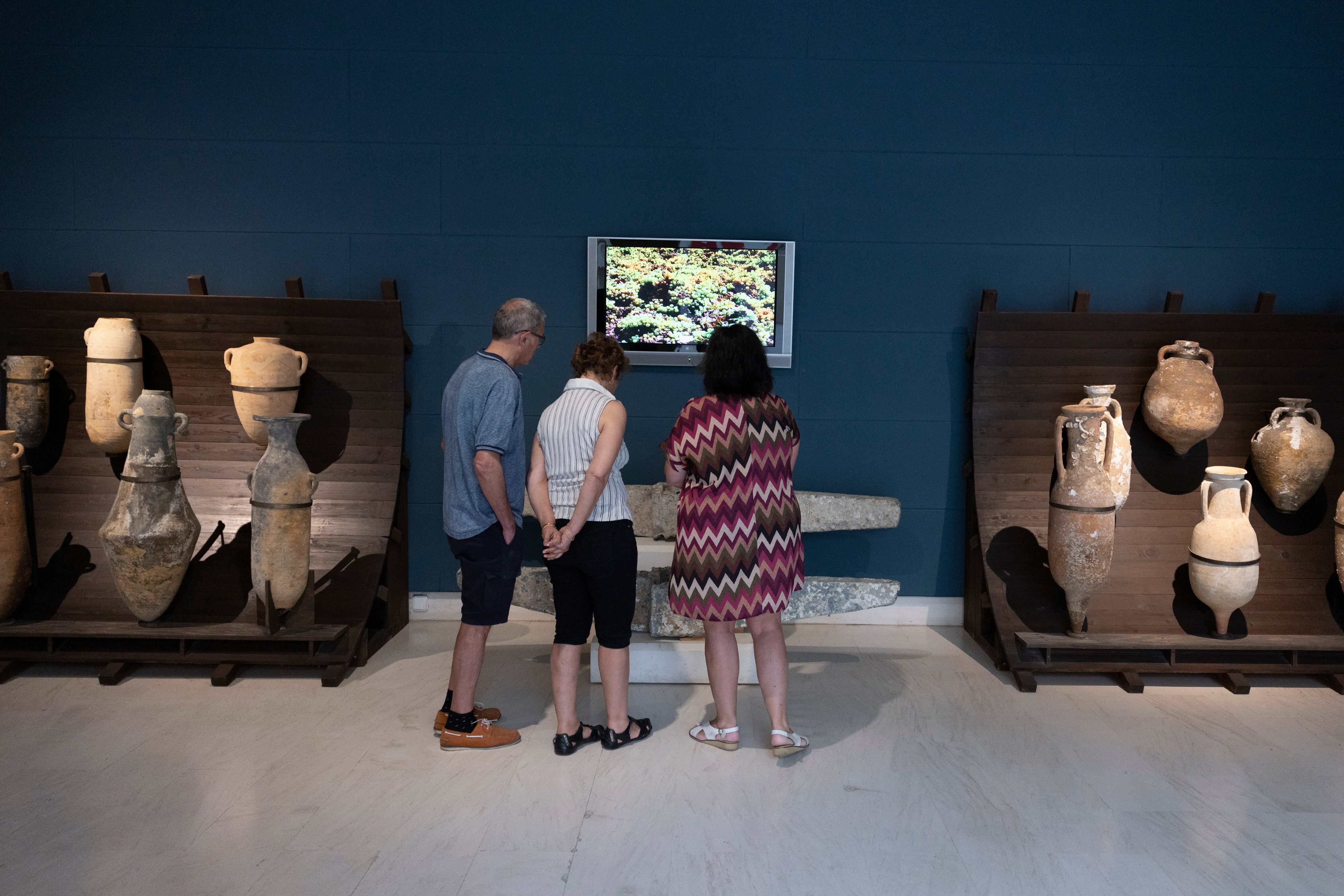 Unos visitantes en el Museo de Cádiz, el 12 de abril de 2024.