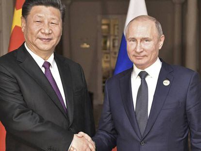 El presidente de China, Xi Jinping, y su homólogo ruso, Vladímir Putin, el 26 de julio en Johannesburgo (Sudáfrica).
