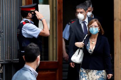 Josep Lluís Trapero, junto a la intendente de los Mossos Teresa Laplana (d), salen de la Audiencia de Barcelona.