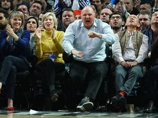 Steve Ballmerm, en un partido de su equipo, el Los Angeles Clippers, contra el Miami Heat en el Staples Center en febrero de 2020.