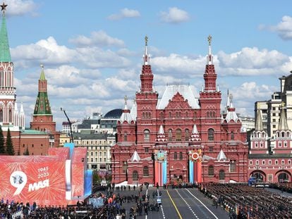 Soldados rusos marchan por la Plaza Roja de Moscú durante el desfile militar del Día de la Victoria.