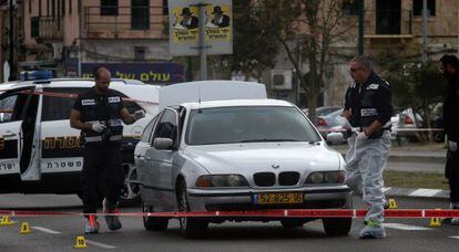 Agentes de polic&iacute;a en el lugar donde fue tiroteado Taher Lala, en Tel Aviv. 