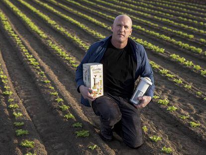 Andoni Monforte, con su aparato Vegan Milker by Chufamix, que sirve para hacer horchata casera, en su campo de chufa de Alboraia (Valencia).