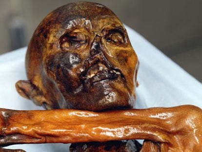 Otzi, el hombre del hielo, en su estado original.