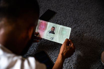 El documento identificativo, también llamado prueba de llegada, es esencial para los refugiados y solicitantes de asilo en Alemania en el procedimiento para obtener subsidios, identificación y derecho al documento de residencia. En la imagen, Manzuri muestra el suyo. 