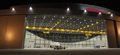 Un avión de Vueling en el hangar de Iberia.