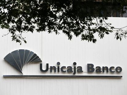 Logo de Unicaja en el exterior de una sede de la entidad.