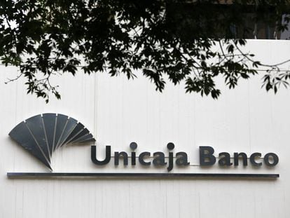 Logo de Unicaja sobre la sede de la entidad.