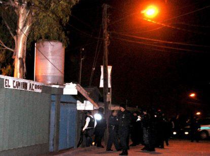 Policías mexicanos en el centro de desintoxicación El camino, en Tijuana, donde 13 internos han muerto asesinados esta madrugada.