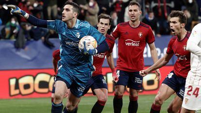 El portero de Osasuna Sergio Herrera (i) celebra el penalti detenido a Rakitic en el descuento, durante el partido ante el Sevilla disputado este sábado en el estadio de El Sadar, en Pamplona.