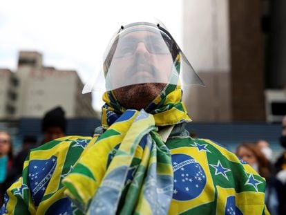 Un partidario del presidente Bolsonaro protesta contra las medidas de confinamiento en São Paulo.