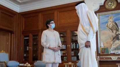 La Ministra de Asuntos Exteriores, Unión Europea y Cooperación, Arancha González Laya (izquierda), durante la reunión que mantuvo con el Emir del Estado de Catar, en Doha.