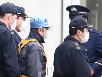 Carlos Ghosn (con gorra azul) a la salida de la prisión
