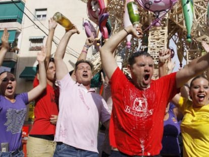 Foguerer Carolinas celebra el premio.