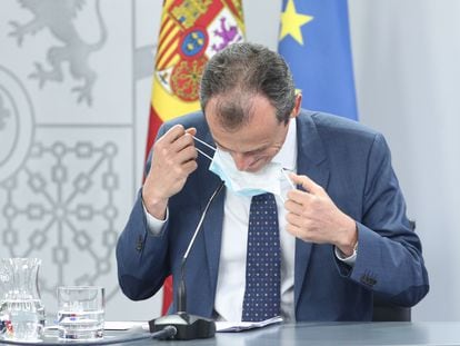 El ministro de Ciencia, Pedro Duque, se retira la mascarilla antes de la rueda de prensa posterior al Consejo de Ministros.