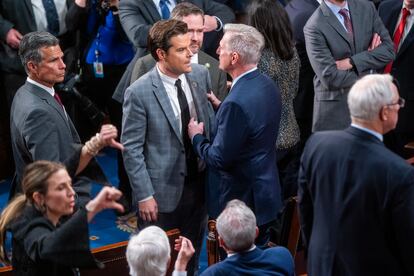 Kevin McCarthy se encara con el representante por Florida Matt Gaetz tras la 14ª votación.