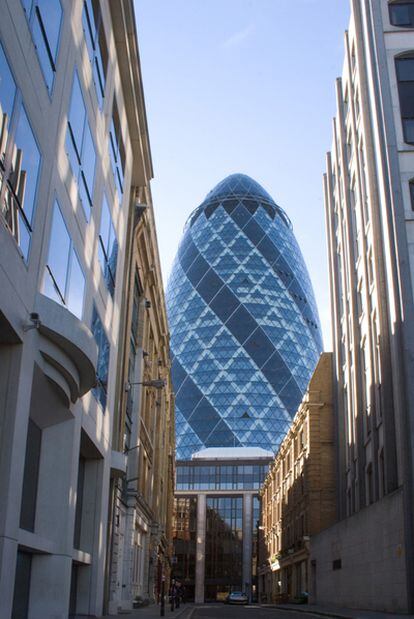 La torre Swiss Re (1997-2004), de 41 plantas, es el primer gran edificio ecológico de Norman Foster, con el que cambió el horizonte de Londres.
