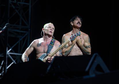 El bajo, Flea, y el vocalista Anthony Kiedis durante el concierto de la banda de rock Red Hot Chili Peppers.