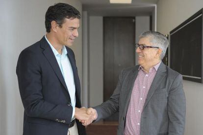 Pedro S&aacute;nchez (i) y el expresidente colombiano C&eacute;sar Gaviria