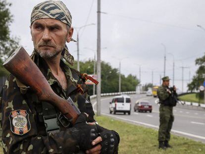 Un rebelde prorruso del Batallón Vostok en un control en Donetsk.