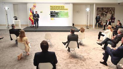El presidente del Gobierno, Pedro Sánchez, presenta en La Moncloa el plan de impulso a la automoción, este lunes.