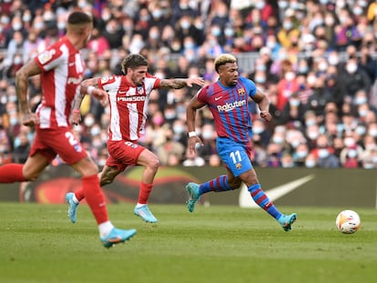 Adama trata de marcharse de De Paul en el duelo ante el Atlético.