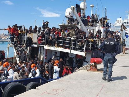Llegada a puerto de un buque cargado de migrantes, este miércoles en Catania (Italia).
