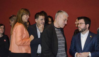 De izquierda a derecha, Laura Borràs (PDeCAT), Arnaldo Otegi (EH Bildu), Bieito Lobeira (BNG) y Pere Aragonès (ERC) charlan minutos antes de la lectura del manifiesto.