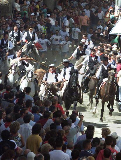 En la Entrada de Toros y Caballos de Segorbe (Castellón) se celebra la segunda semana de septiembre. Cada día, de lunes a domingo, 13 jinetes provistos de varas guían a seis toros bravos por mitad de la calle Colón. El festejo, uno de los más antiguos que se celebran en España, está considerado Fiesta de Interés Turístico Internacional y Bien de Interés Cultural Inmaterial.