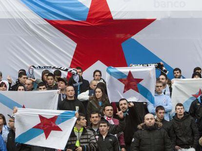 Afionados con las banderas nacionalistas en Balaídos