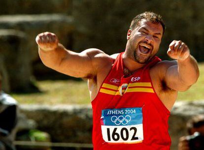 El lanzador de peso Manuel Martínez en los Juegos Olímpicos de Atenas