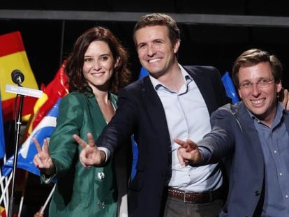 De izquierda a derecha, Isabel Díaz Ayuso, Pablo Casado y José Luis Martínez Almeida, en la noche electoral del 26 de mayo de 2019.