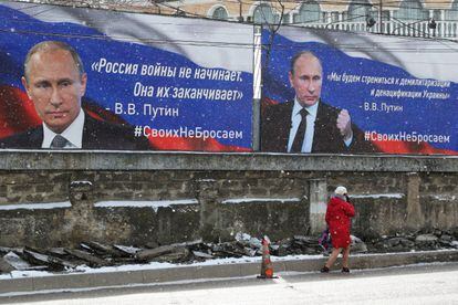 Carteles con el rostro de Vladímir Putin en Simferopol, Crimea, el viernes. El texto de la izquierda dice: "Rusia no empieza las guerras, Rusia las termina".