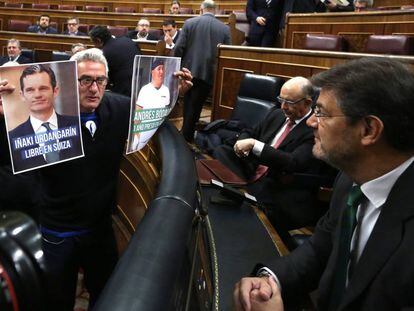 Diego Ca&ntilde;amero muestra dos fotos a Rafael Catal&aacute;, el pasado marzo en el Congreso.