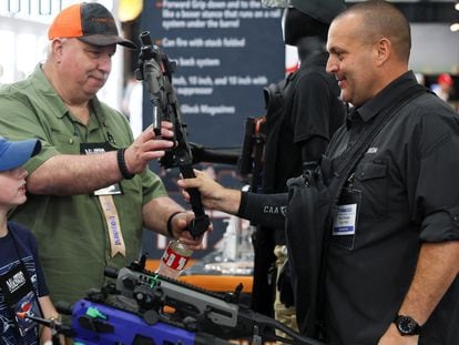 Un hombre y un niño asisten a la convención anual de la Asociación Nacional del Rifle en Houston (Texas).