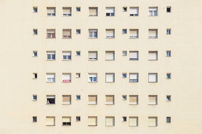 'Living in cubicles', perfección geométrica de un bloque de viviendas en Barcelona.