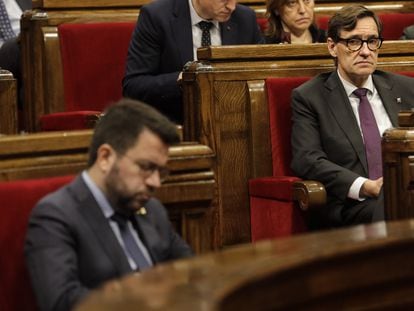 Salvador Illa observa a Pere Aragonès, durante una sesión del Parlament.