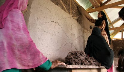 Unas mujeres reparan su casa en Pakistán.