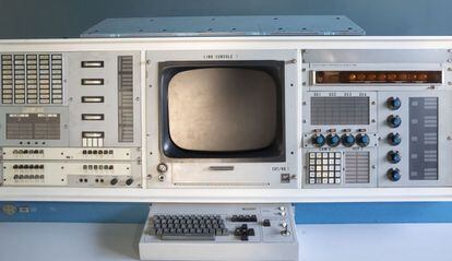 Panel de control de un transmisor perteneciente al equipamiento de comunicación de la estación de Fresnedillas de la Oliva. En pantallas como esta, la madrugada del 21 de julio de 1969, en España, observaron las imágenes del hombre llegando a la Luna.