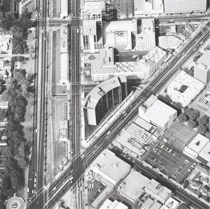 Algunos fotógrafos empezaron a mostrarse fascinados por lugares que proponían un nuevo estilo topográfico, como los lugares de estacionamiento. Aquí 'Parking Lots' en la intersección de las calles Wilshire Boulevard y Santa Mónica Boulevard (1967 año de creación, 1999 año de impresión).