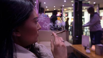 Una mujer en un 'coffeeshop' de Ámsterdam, en una foto de 2020.