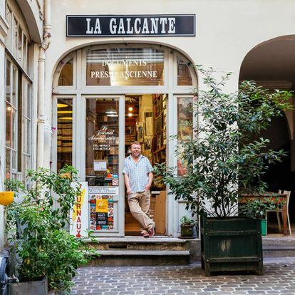 En La Galcante, en un callejón sin salida cerca del Louvre, se puede enredar entre 8 millones de periódicos y revistas.